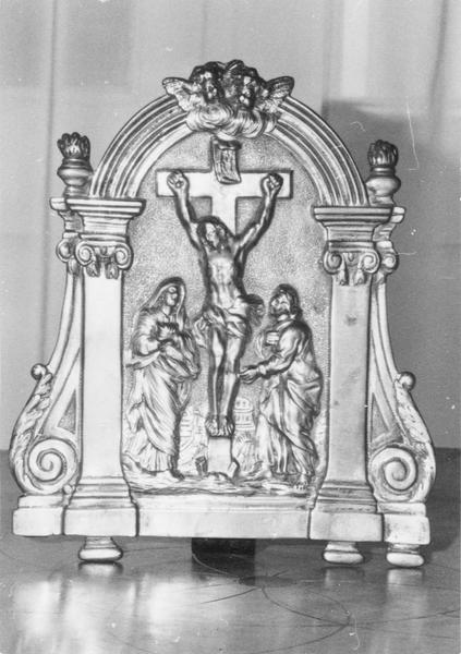 baiser de paix : Christ entre la Vierge et saint Jean (le), vue générale - © Ministère de la Culture (France), Médiathèque du patrimoine et de la photographie (objets mobiliers), tous droits réservés