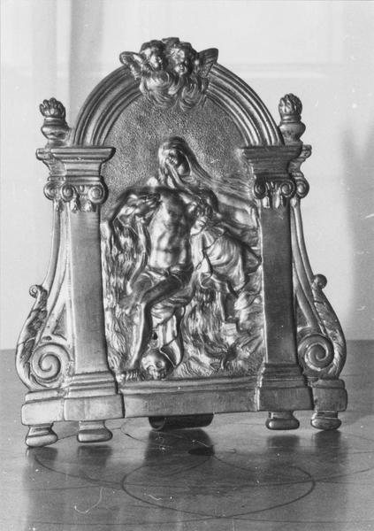 baiser de paix : Vierge de Pitié, vue générale - © Ministère de la Culture (France), Médiathèque du patrimoine et de la photographie (objets mobiliers), tous droits réservés