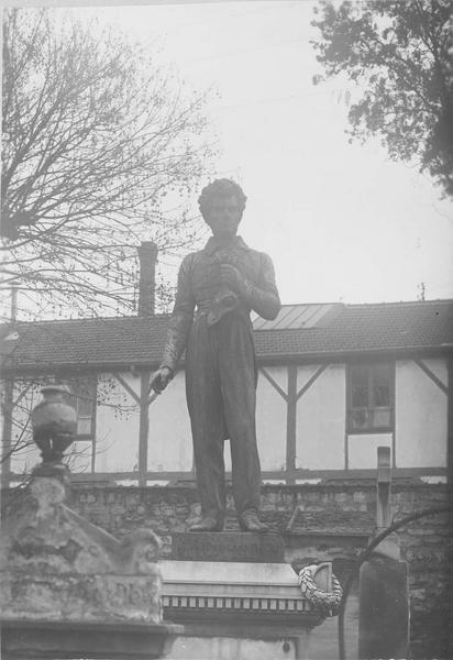 statue (grandeur nature) : Armand Carrel en pied, vue générale - © Ministère de la Culture (France), Médiathèque du patrimoine et de la photographie (objets mobiliers), tous droits réservés