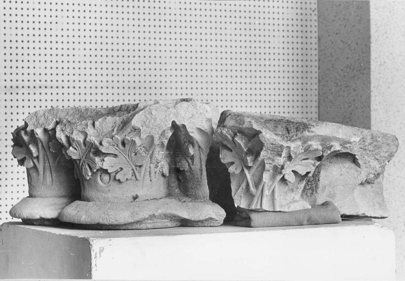 chapiteau : décor de feuilles, vue générale - © Ministère de la Culture (France), Médiathèque du patrimoine et de la photographie (objets mobiliers), tous droits réservés