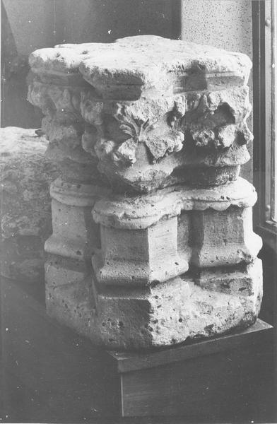 chapiteau : décor de feuilles, vue générale - © Ministère de la Culture (France), Médiathèque du patrimoine et de la photographie (objets mobiliers), tous droits réservés