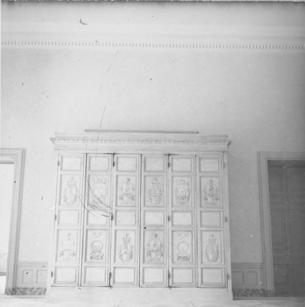 armoire-bibliothèque, vue partielle