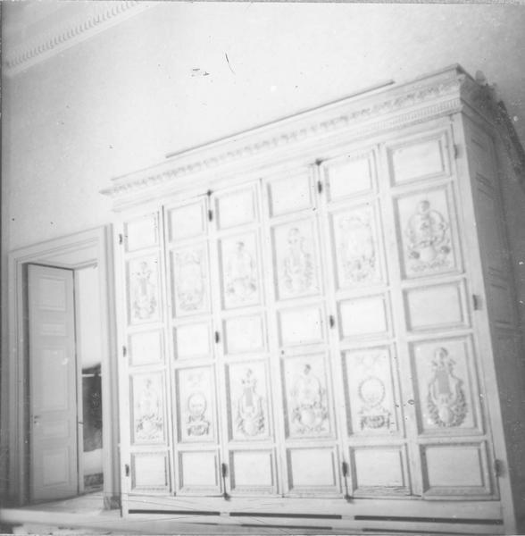 armoire-bibliothèque, vue partielle