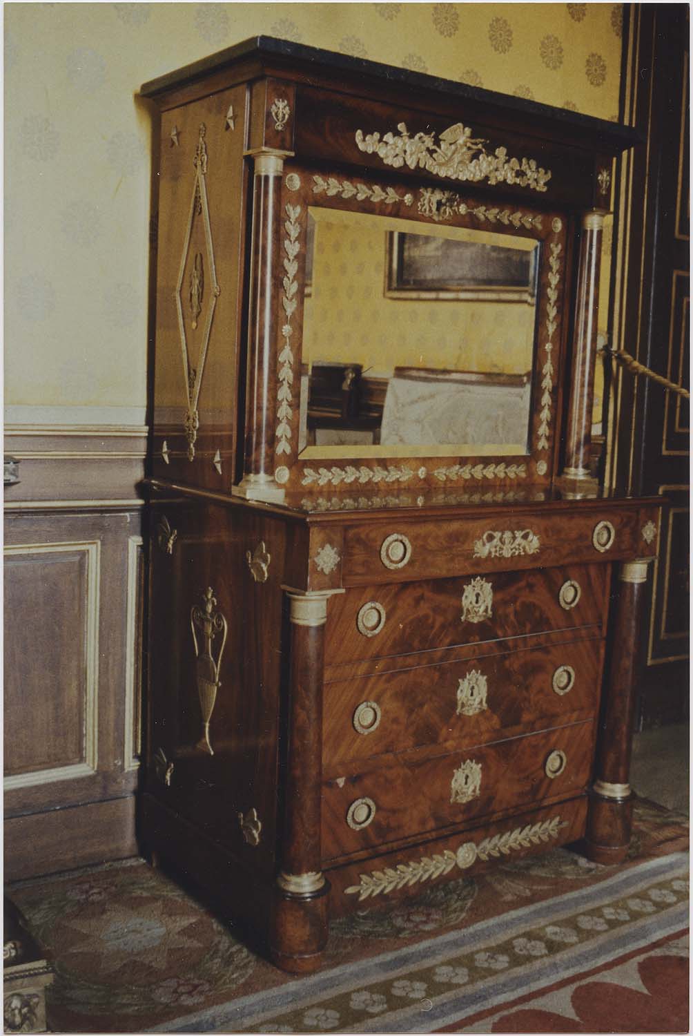 secrétaire à abattant, vue générale - © Ministère de la Culture (France), Médiathèque du patrimoine et de la photographie (objets mobiliers), tous droits réservés