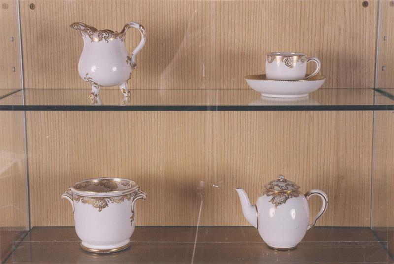 théière, sucrier, pot à lait, tasse et soucoupe, vue générale