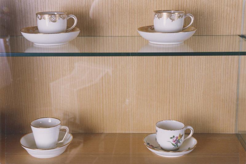 Service à thé (théière, sucrier, pot à lait, 8 tasses, 8 soucoupes, plateau, 9 assiettes, tasse à glace)