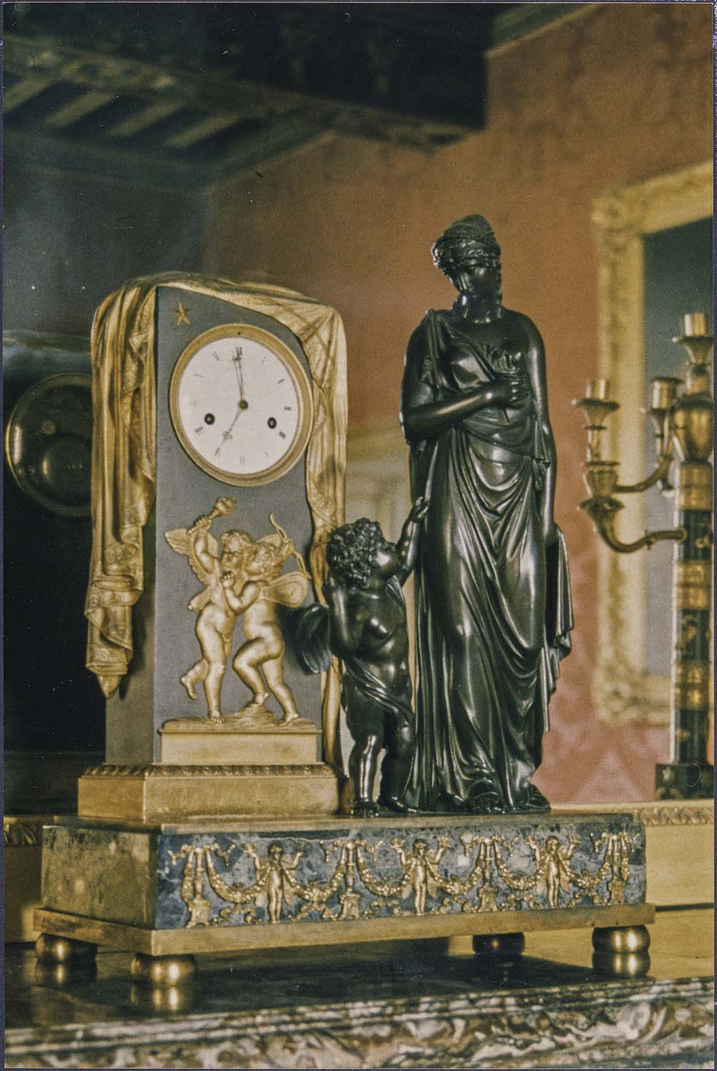 pendule borne : l'Amour maternel, vue générale - © Ministère de la Culture (France), Médiathèque du patrimoine et de la photographie (objets mobiliers), tous droits réservés