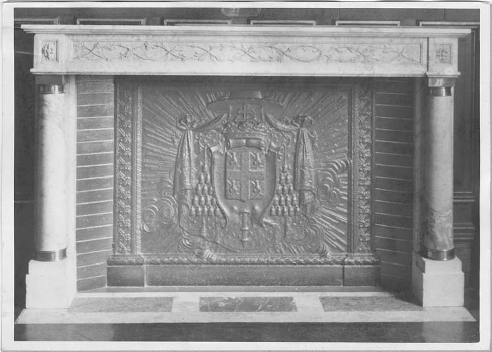 cheminée provenant de l'ancienne résidence des archevêques de Paris