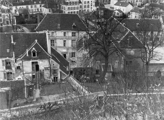 Vue plongeante sur la maison de Jean de La Fontaine