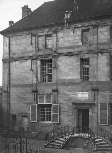 Façade et perron de la maison de Jean de La Fontaine