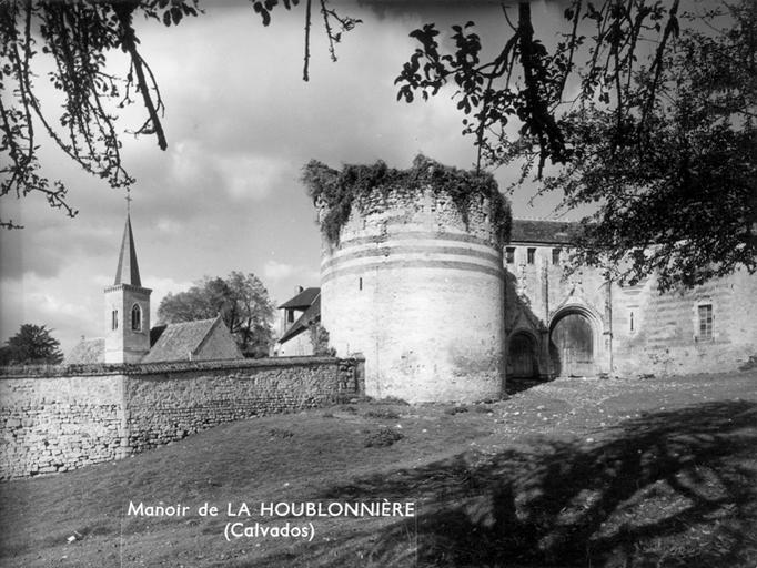 Vue d'ensemble du manoir et de l'église