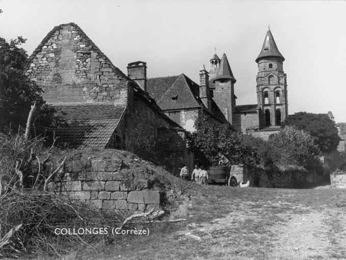 Toits, église et groupe de paysans