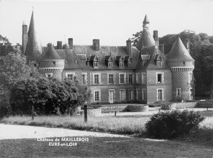 Château de Maillebois, façade et jardin