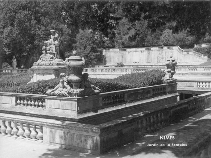 Les colonnades et les statues du jardin de la Fontaine