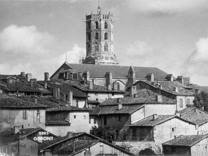 Les toits de la ville et le vieux clocher