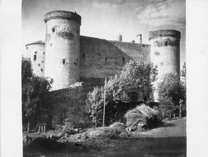 Le Château de Saint-Vidal dans la campagne