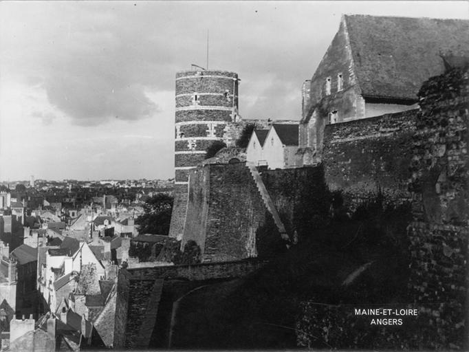 Le château et les toits de la ville