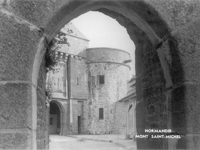 Vue de l'abbaye à travers une arcade