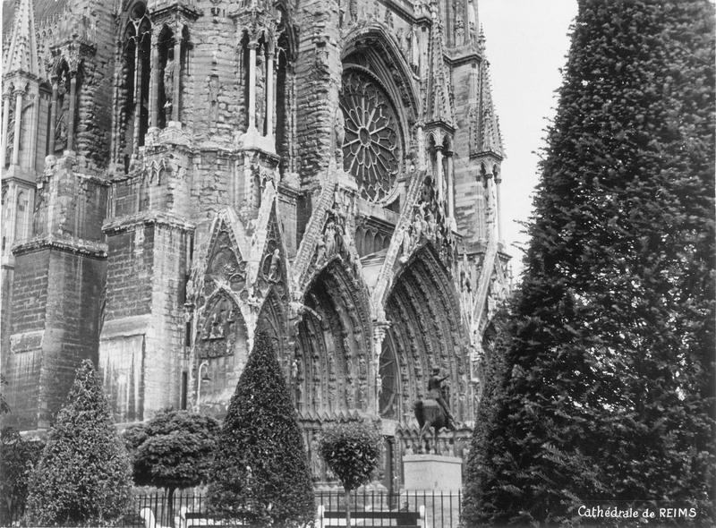 Portail de la cathédrale et statue de Jeanne d'Arc