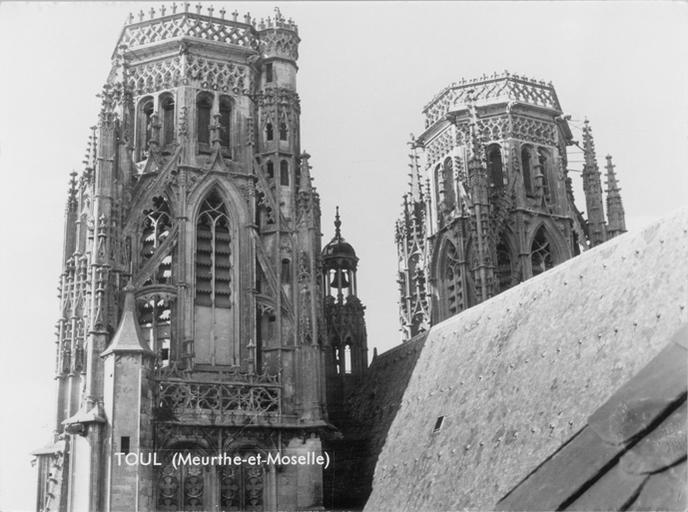 Les clochers de la cathédrale Saint-Etienne