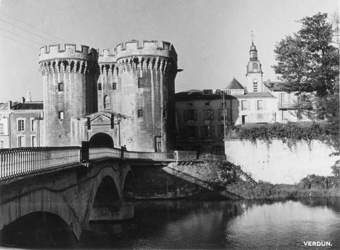 Vue sur la porte, la Meuse, et pancarte publicitaire Hôtel de la Meuse