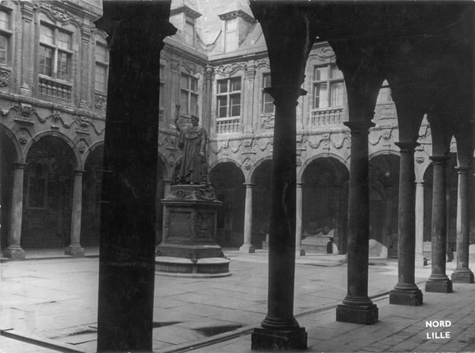 Cour de la Bourse et statue de Napoléon 1er