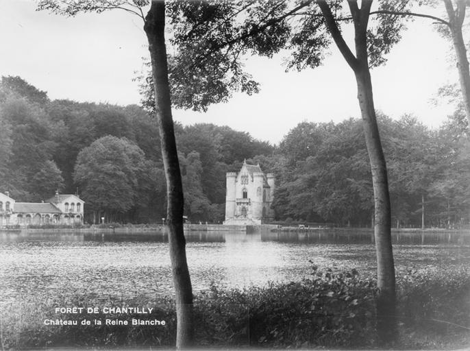 Vue sur le château et les étangs