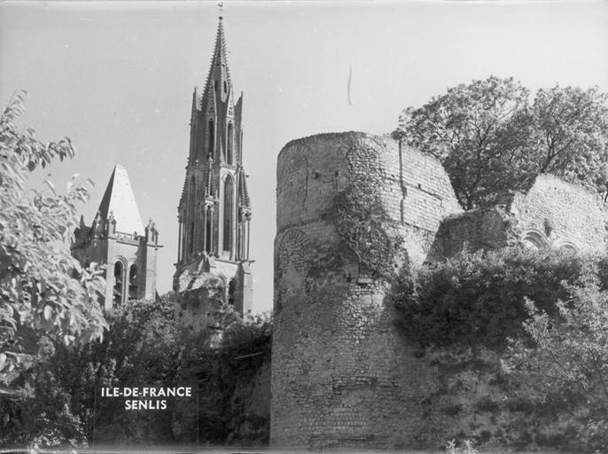 Tour de l'enceinte gallo-romaine intégrée au domaine ; flèche de la cathédrale