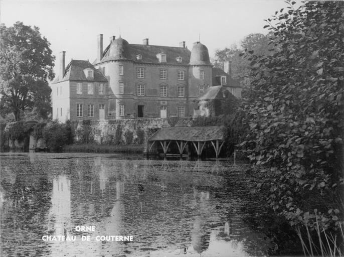 Vue sur le château de Couterne et l'étang