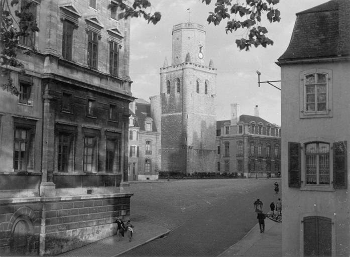 L'hôtel de ville et la place