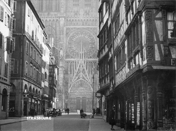 Au fond de la rue, la cathédrale