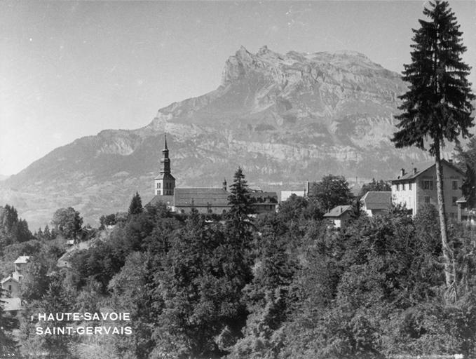 Vue générale avec le village, le clocher de l'église, et les sommets