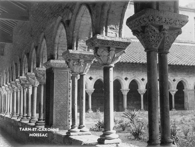 Vue intérieure du cloître de l'abbatiale Saint-Pierre