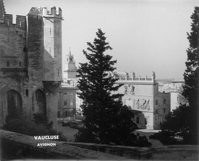 Palais des Papes : tour d'angle