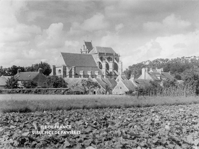 Champ labouré et église en arrière-plan