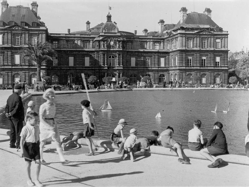 Façade du Sénat, jardin du Luxembourg, bassin, enfants et bateaux