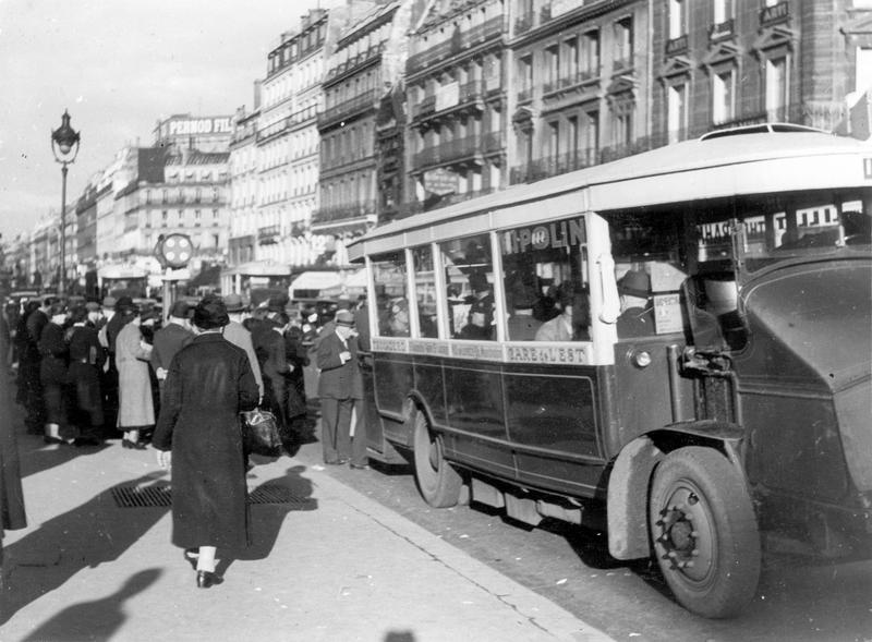 Rue animée, arrêt d'autobus, autobus terminus Gare de l'Est