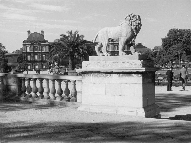 Palais et jardin du Luxembourg, balustrade et statue de lion