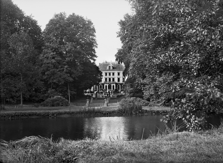 Façade et jardin vus depuis la Sarthe