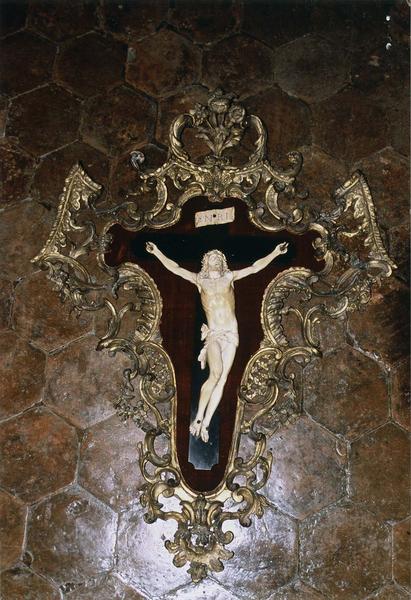 statuette du Christ en crucifix dans un cadre en bois doré et fond de velours rouge - © Ministère de la Culture (France), Médiathèque du patrimoine et de la photographie (objets mobiliers), tous droits réservés