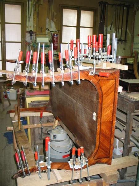 bureau plat marqueté avec tiroirs, placage en cours de recolage