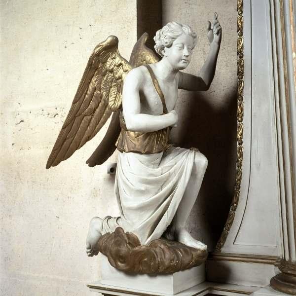 statue d'ange adorateur (maître-autel)