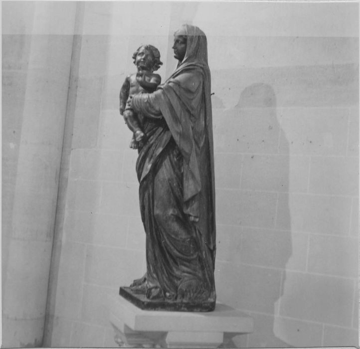 statue : Vierge à l’Enfant, vue de profil - © Ministère de la Culture (France), Médiathèque du patrimoine et de la photographie, diffusion RMN-GP