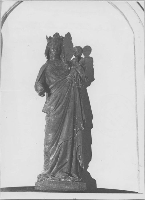 autel et retable de la Vierge : statue de Vierge à l’Enfant 