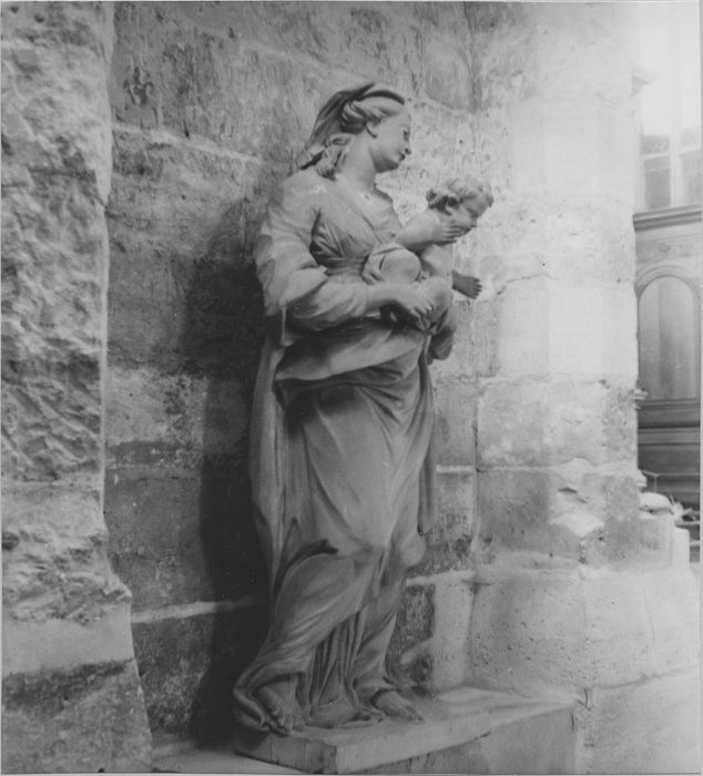 statue : Vierge à l'Enfant, vue de trois quarts