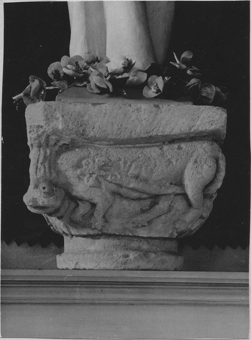 chapiteau de style roman servant de socle - © Ministère de la Culture (France), Médiathèque du patrimoine et de la photographie, diffusion RMN-GP