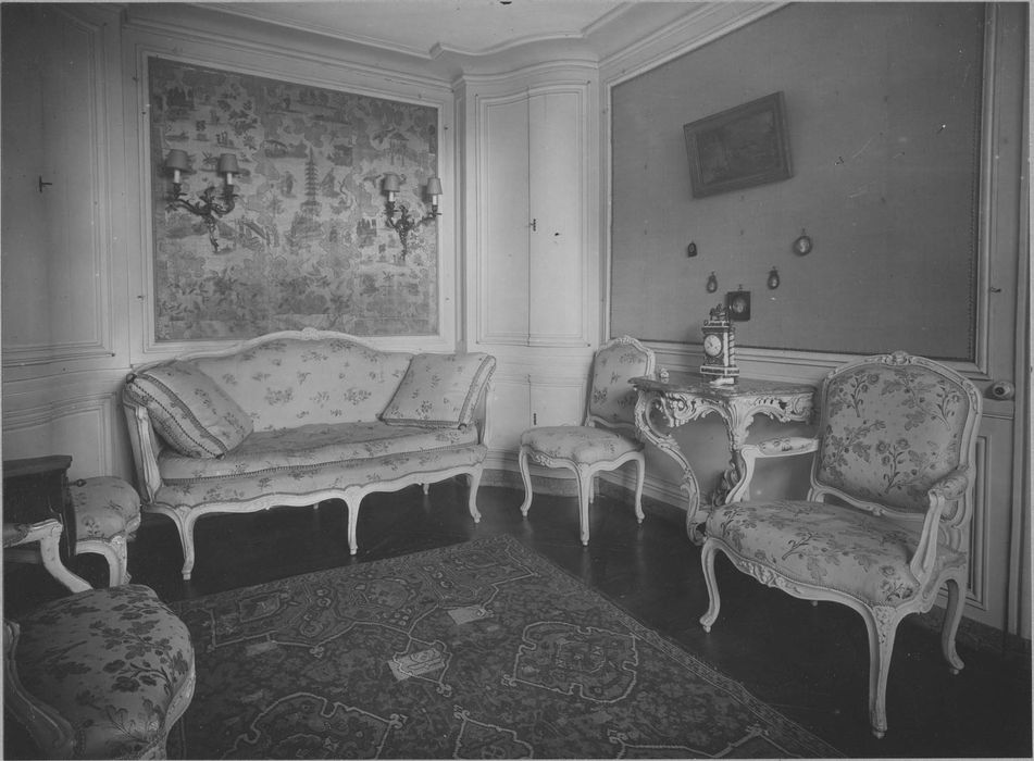 console ; mobilier du petit boudoir : canapé, 3 fauteuils dont une bergère, 2 chaises, un tabouret - © Ministère de la Culture (France), Médiathèque du patrimoine et de la photographie, diffusion RMN-GP