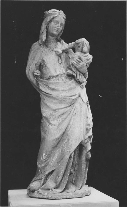 statue : Vierge à l'enfant