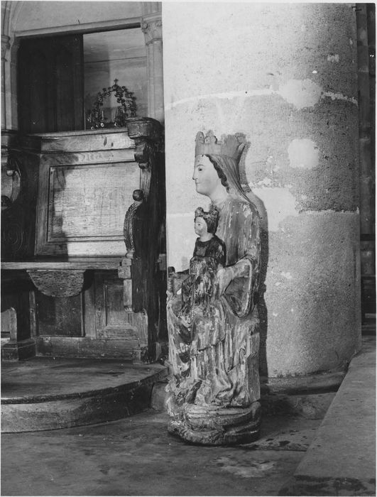 statue : Vierge à l'Enfant, vue de profil