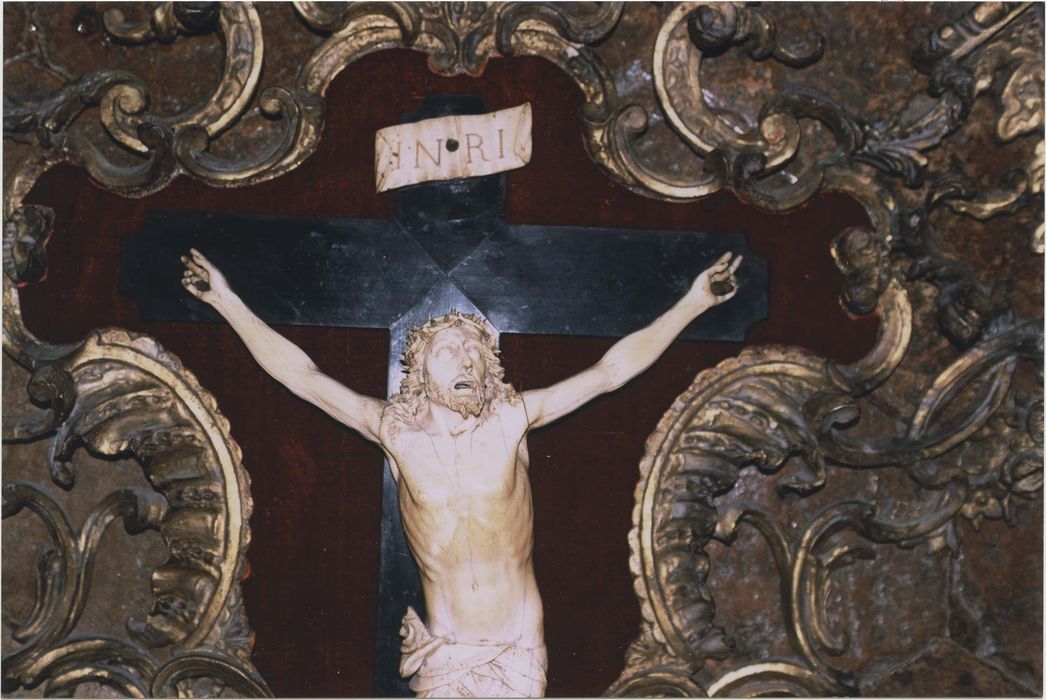 croix encadrée (statuette du Christ en crucifix avec cadre), détail